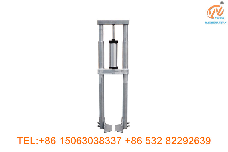 Pneumatic pig feeder